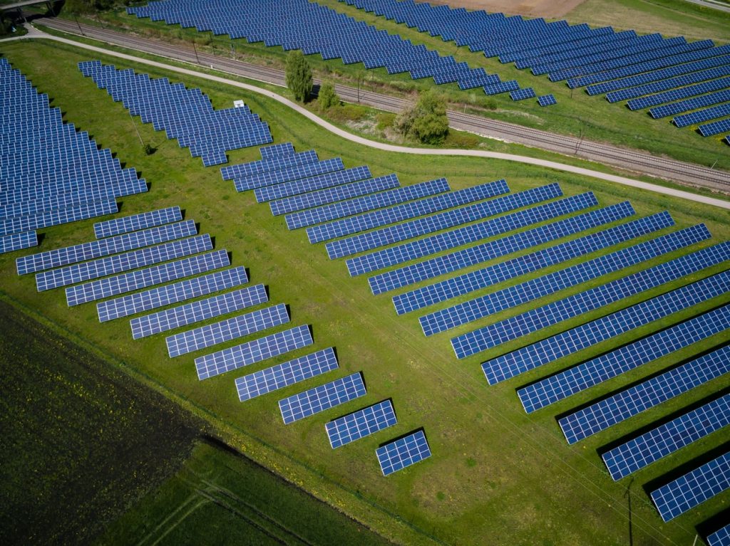 Parc solaire composé de centaines de panneaux photovoltaïques