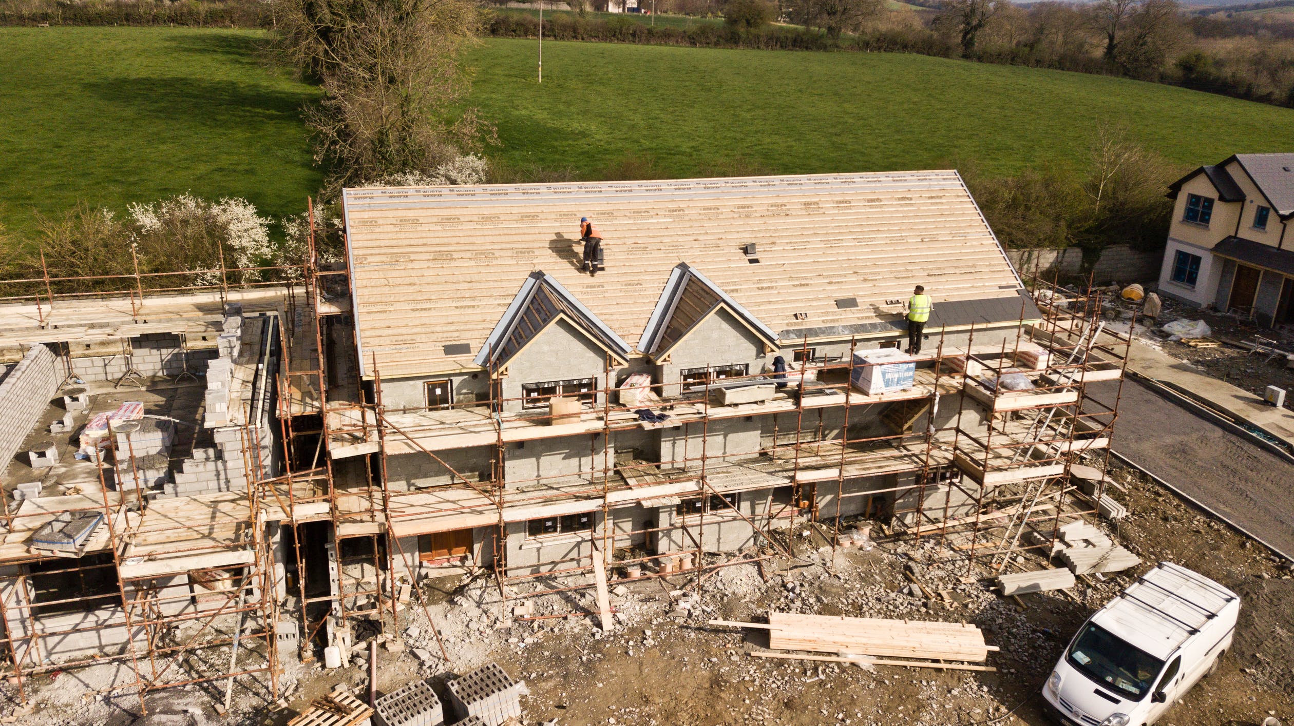 Maison en construction avec des échafaudages