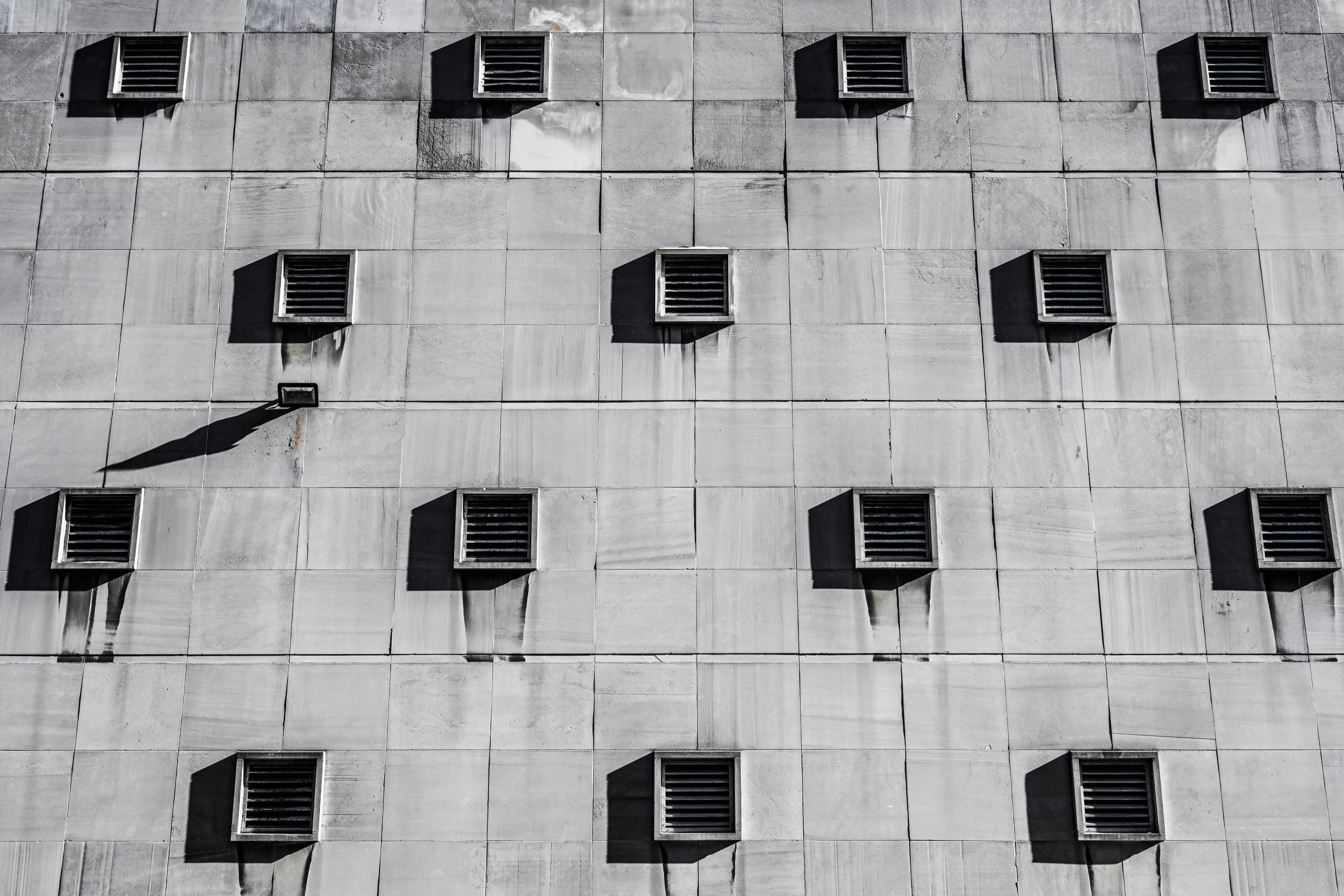 Façade grise avec sortie de climatisation