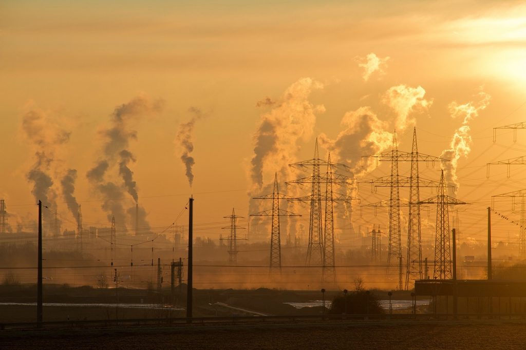 cheminées d'industrie qui rejettent des polluants dans l'air