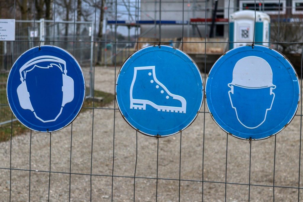 Panneaux qui indiquent l'obligation de porter des protections sur un chantier