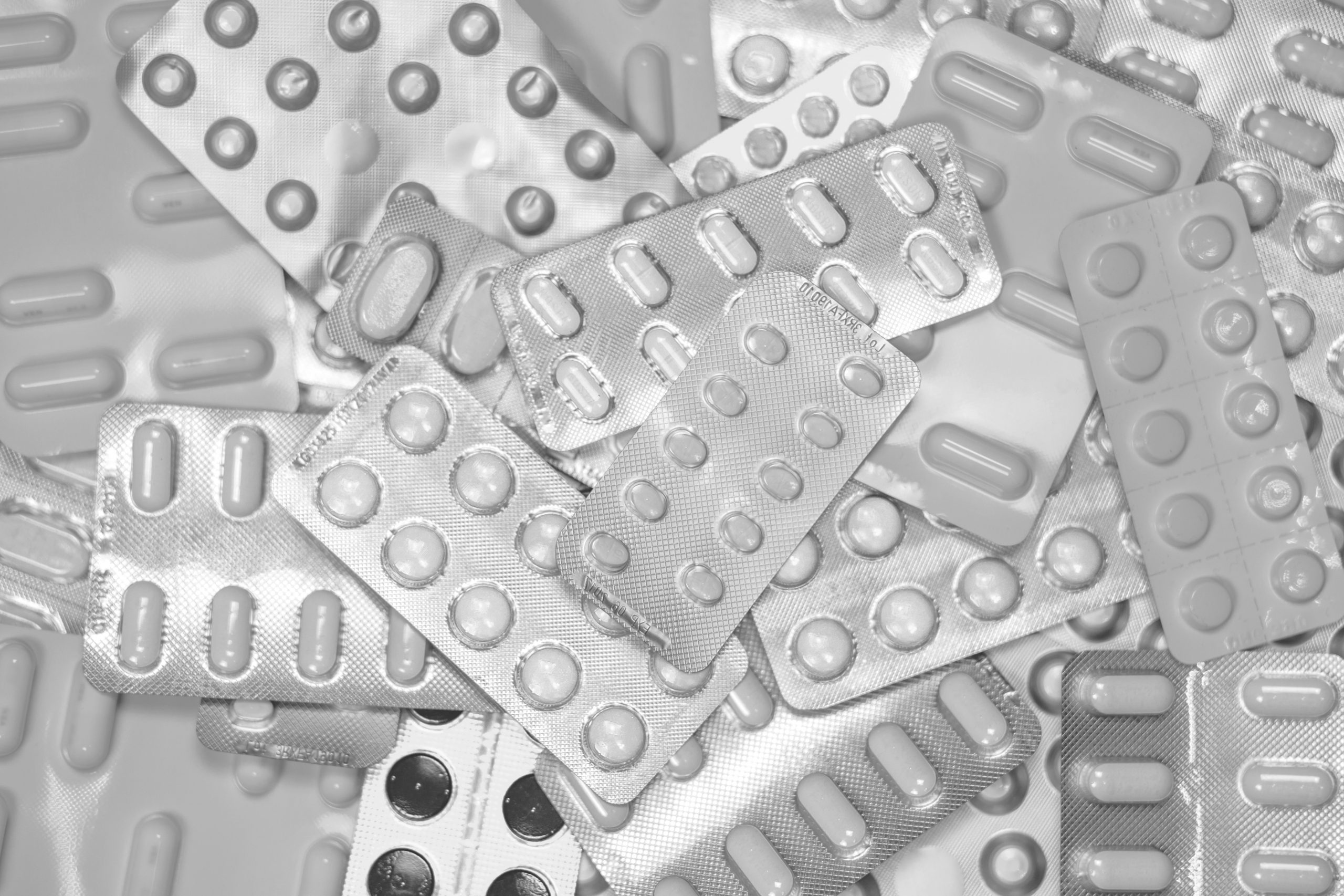Pile de médicaments issus de l'industrie pharmaceutique