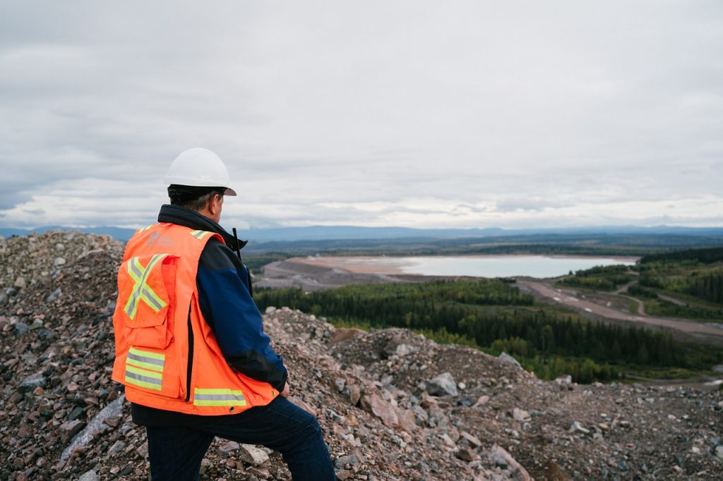 homme en te nue de sécurité qui regarde le paysage