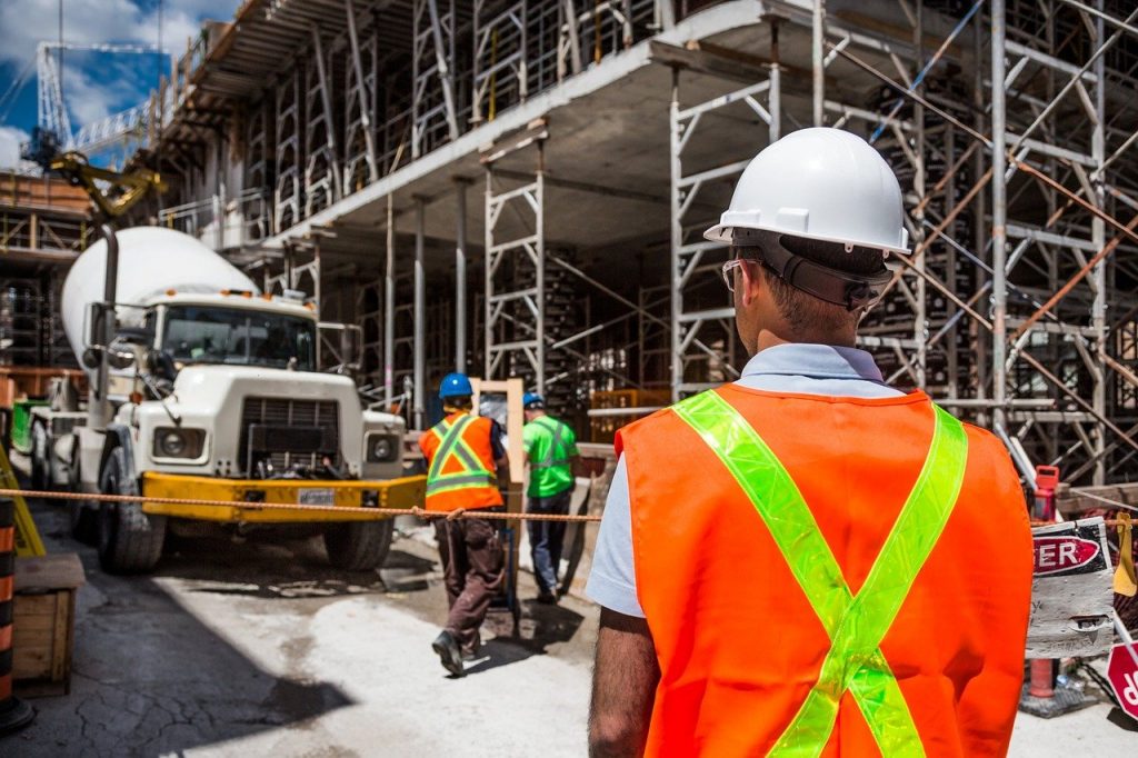 personnes en tenue de sécurité sur un chantier