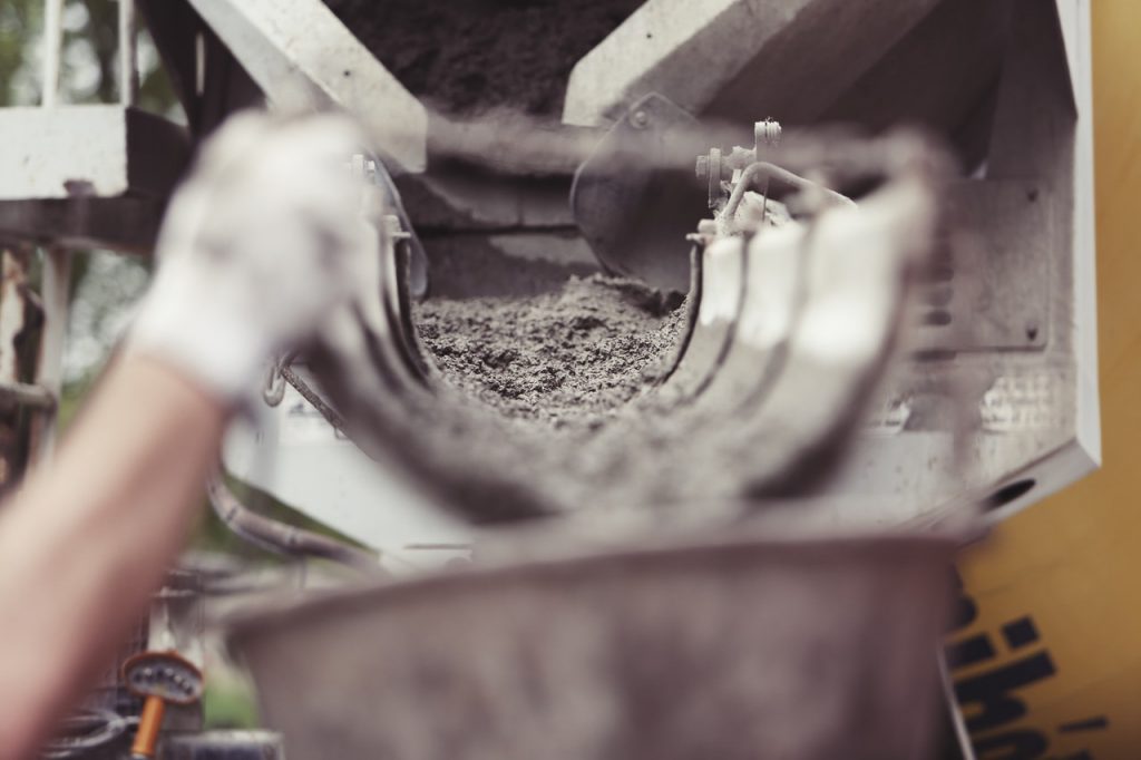 béton qui coule dans une gouttière de chantier