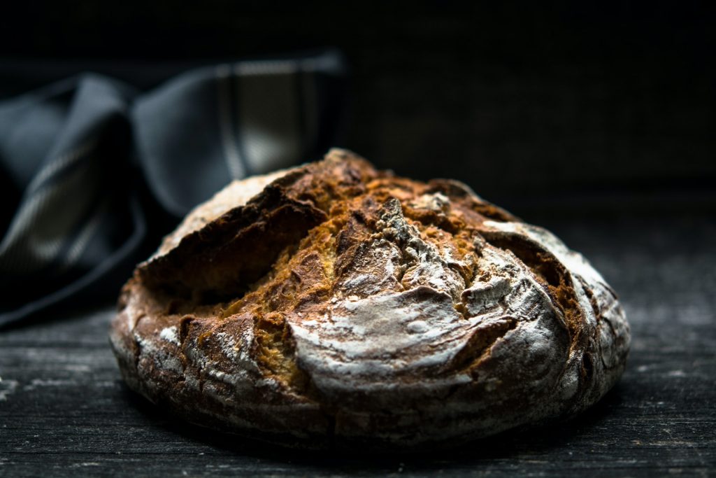 farine de boulanger sur une miche de pain