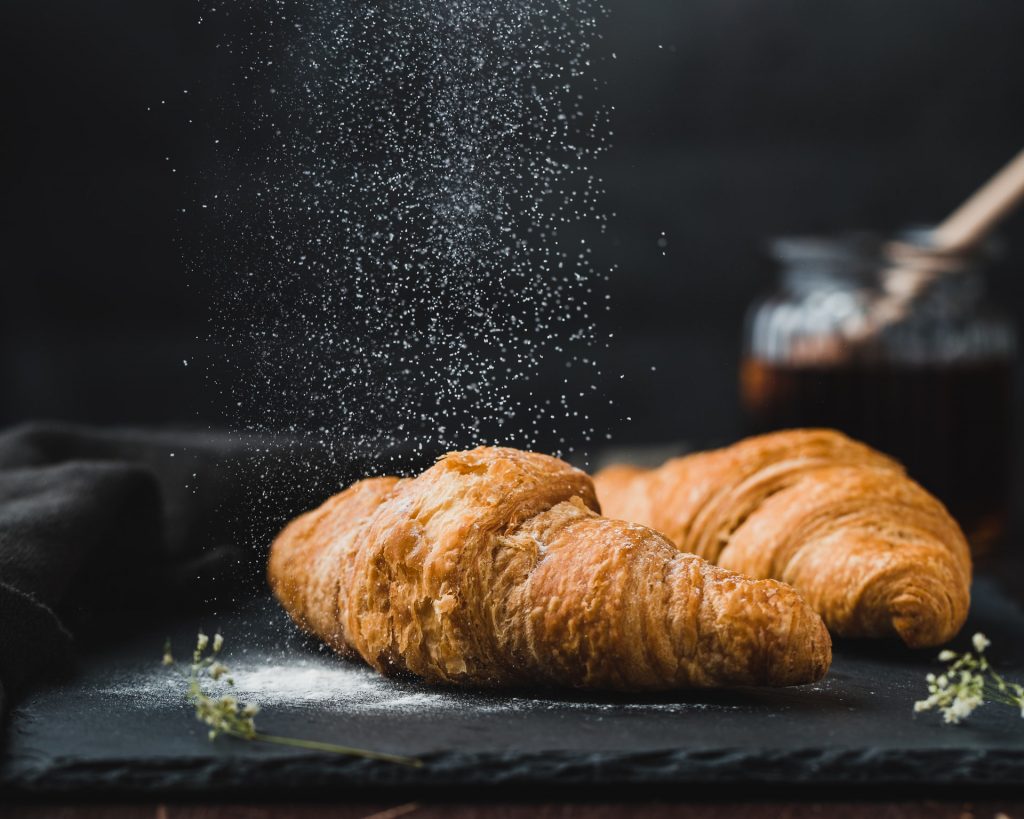 farine de boulanger sur des croissants